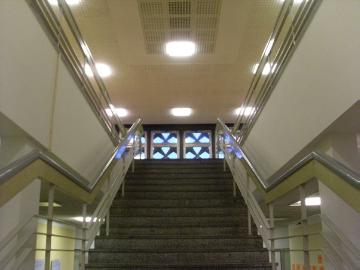 Blick auf die Treppen vom 1. ins 2. OG im FH-Gebäude auf dem Campus Friedrich-Ebert-Straße.