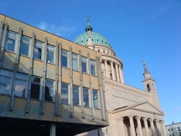 Die Fassade der Fachhochschule Potsdam, Standort Friedrich-Ebert-Straße, und die Nikolaikirche