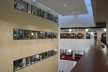 Innenaufnahme der Bibliothek im Hauptgebäude der Fachhochschule Potsdam